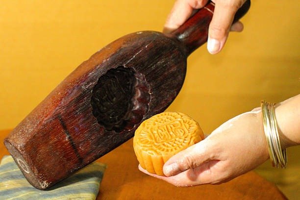 Recette de la pâte à biscuits dans un moule à biscuit en bois