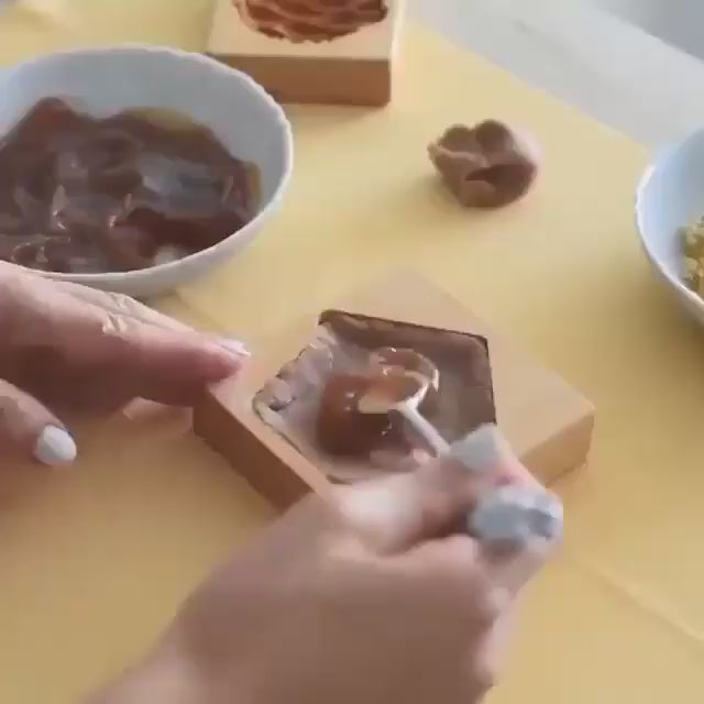 Démoulage pâte à biscuit dans un moule